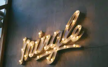 Créez une identité visuelle percutante avec une enseigne lumineuse personnalisée