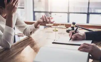 Comment choisir le bon avocat en droit administratif pour votre entreprise