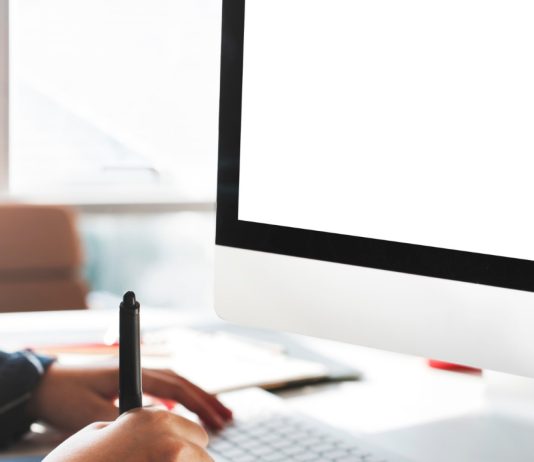 Choisir le bon écran PC pour votre entreprise : guide des différents types