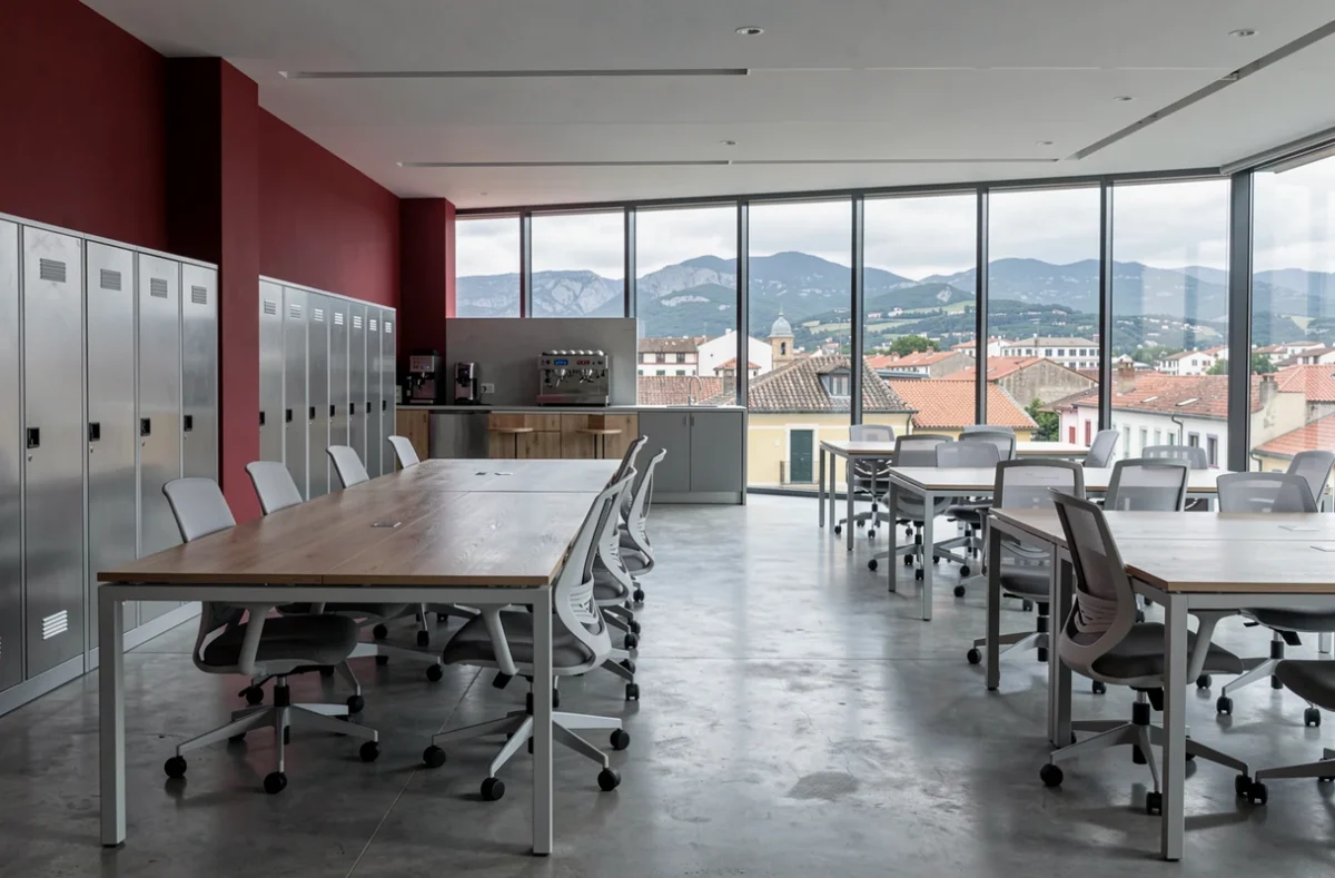 Espace de coworking vide et moderne à Saint-Sébastien avec vue sur les toits et montagnes basques