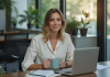 Pause rémunérée : 20 minutes, sont-elles payées? Expliqué Femme au bureau avec tasse de café et expression détendue
