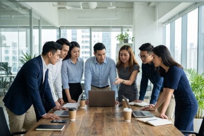 Groupe de jeunes professionnels collaborant dans un bureau moderne