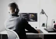 un homme sur son ordinateur