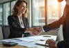 Femme d'affaires et homme d'affaires serrant la main dans un bureau moderne