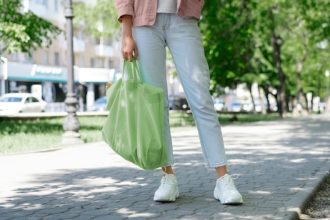 Sac de course publicitaire pliable : la solution légère et compacte