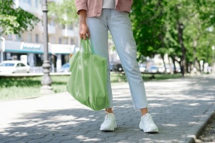 Sac de course publicitaire pliable : la solution légère et compacte